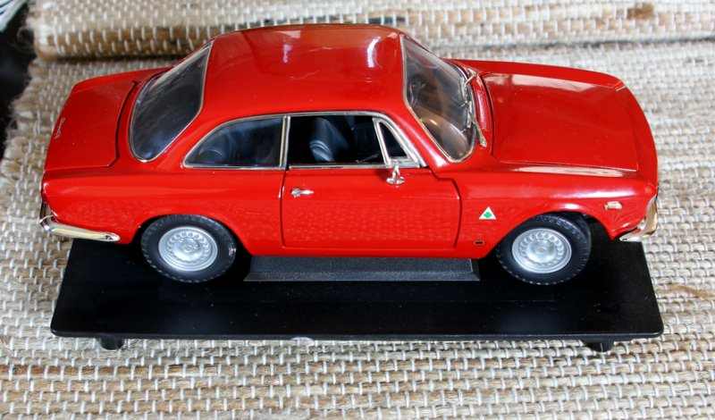 Illustration for article titled 1:18Â Alfa Romeo Sprint GTA Tuesday